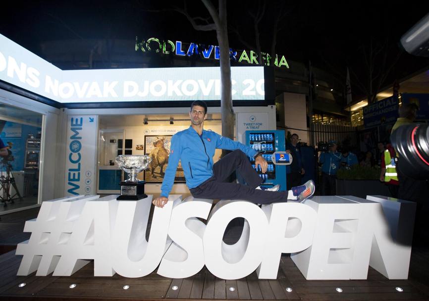 Novak Djokovic inizia l&#39;anno come si conviene: trionfa a Melbourne e si porta a casa gli Australian Open. Epa